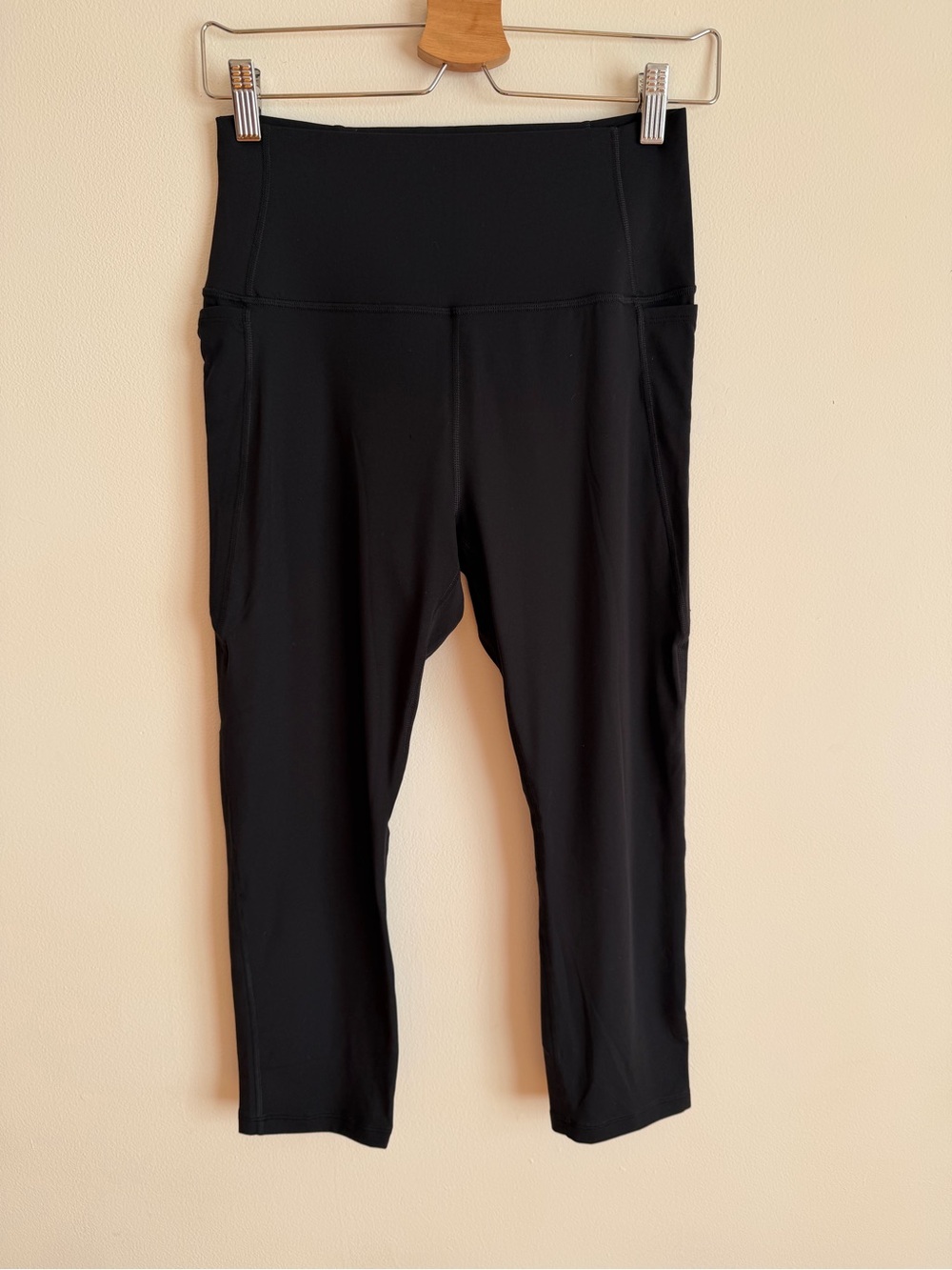 NWT CRZ YOGA Butterluxe High Waisted Capri Leggings Pockets Black Large L